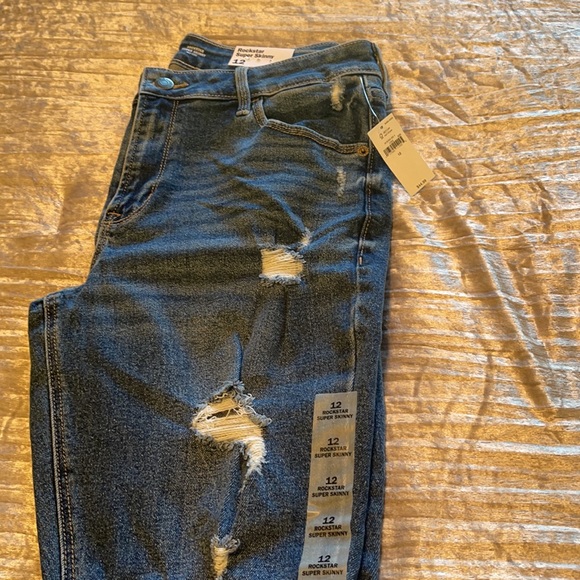 Old Navy Mid Rise Rockstar Super Skinny Jeans - Picture 6 of 7